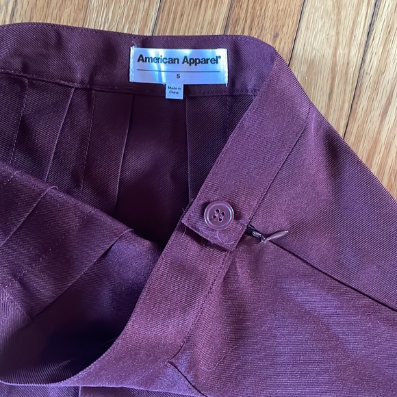 Pleated burgundy skirt, American apparel size a - Picture 3 of 4